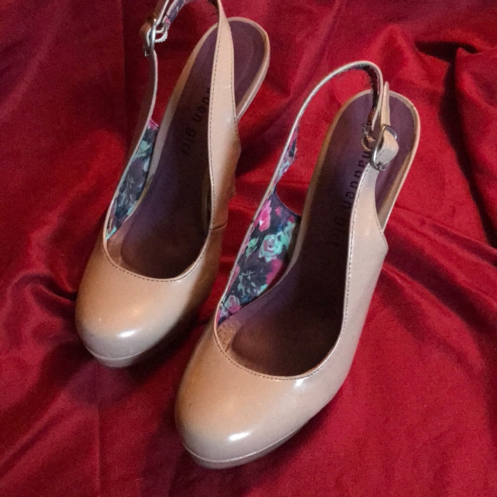 Madden girl Snooki’s nude platform.  Size 6.5